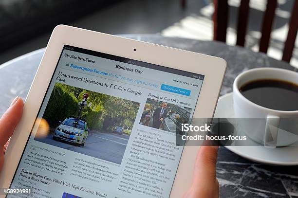 Photo libre de droit de Affaires Actualités Sur Lipad 3 banque d'images et plus d'images libres de droit de The New York Times - The New York Times, Utiliser une tablette numérique, Adulte