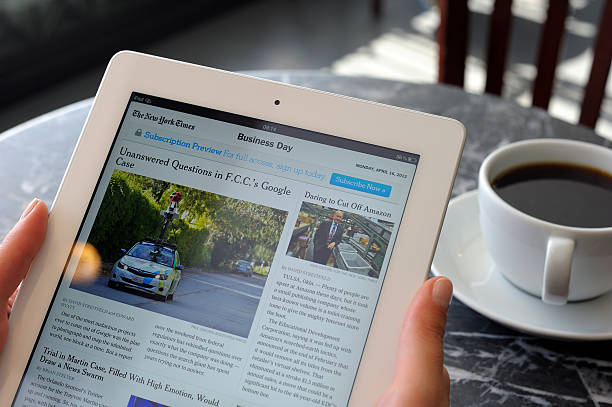 notícias de negócios no ipad 3 - ipad 3 imagens e fotografias de stock