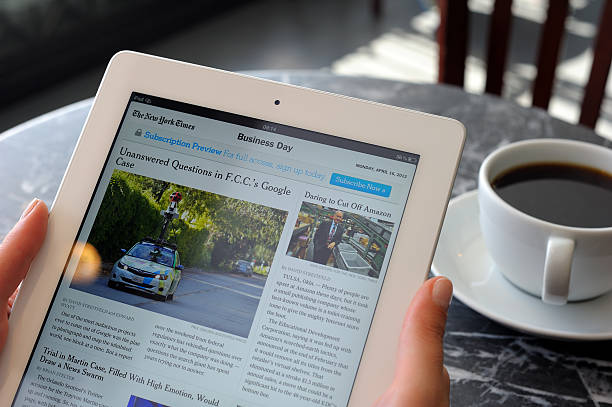 бизнес новости на ipad 3 - e reader digital tablet cafe reading стоковые фото и изображения
