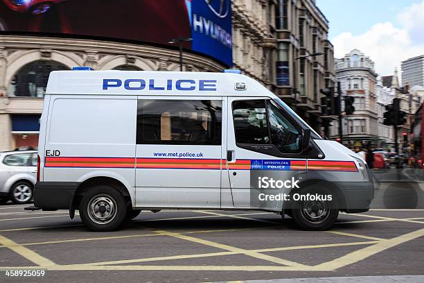 London Police Camion In Piccadilly Circus Regno Unito - Fotografie stock e altre immagini di Macchina della polizia