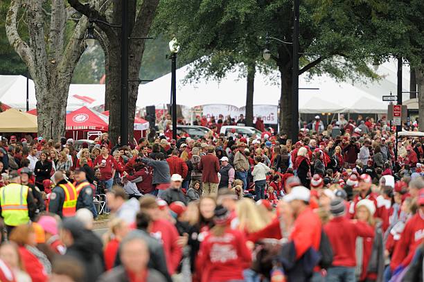 foule attente pour rentrer au bercail parade - university of alabama at tuscaloosa photos et images de collection