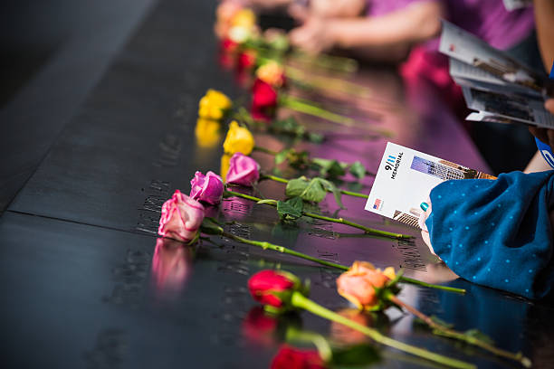 rosas, no 9/11 memorial, em nova york, manhattan, eua - national landmark editorial color image horizontal - fotografias e filmes do acervo