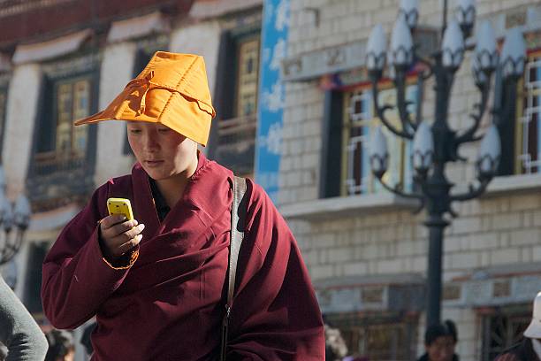 Anachronisms in una moderna Tibet - foto stock