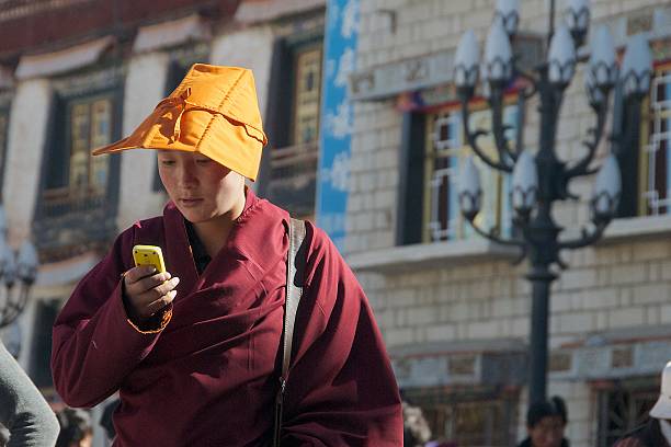 Anachronisms em uma moderna Tibete - fotografia de stock