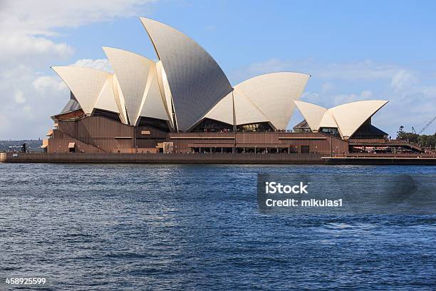 La Ópera De Sydney Harbour Foto de stock y más banco de imágenes de Arte cultura y espectáculos - Arte cultura y espectáculos, Australia, Ciudades capitales