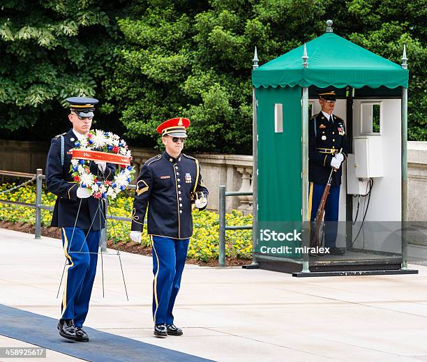 Wieniec Kury Na Grób Nieznanego Soldier Arlington W Stanie Wirginia - zdjęcia stockowe i więcej obrazów Arlington - Stan Wirginia