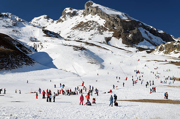 Formigal complejo turístico de esquí en invierno pirineos - foto de stock