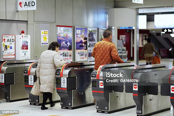 Pessoas Passando Entrada Torniquete Na Estação Central De Kagoshima - Fotografias de stock e mais imagens de Kyushu