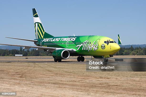 Foto de Portland Timbers Alaska Airlines Jet e mais fotos de stock de Verde - Descrição de Cor - Verde - Descrição de Cor, Veículo aéreo, Aeroporto