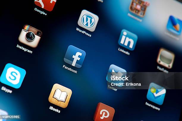 소셜 미디어 애플리케이션을 Ipad 2 0명에 대한 스톡 사진 및 기타 이미지 - 0명, Apple Computers, Brand Name Online Messaging Platform