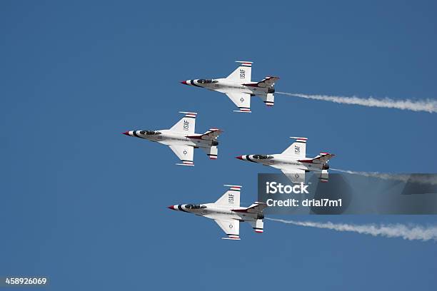 Photo libre de droit de Thunderbird Diamond Formation banque d'images et plus d'images libres de droit de Aile d'avion - Aile d'avion, Air Force Thunderbirds, Armée