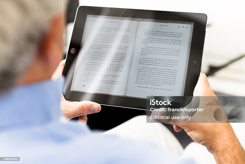 Homem percorrer as páginas de um livro electrónico com Ipad - Royalty-free Adulto Foto de stock