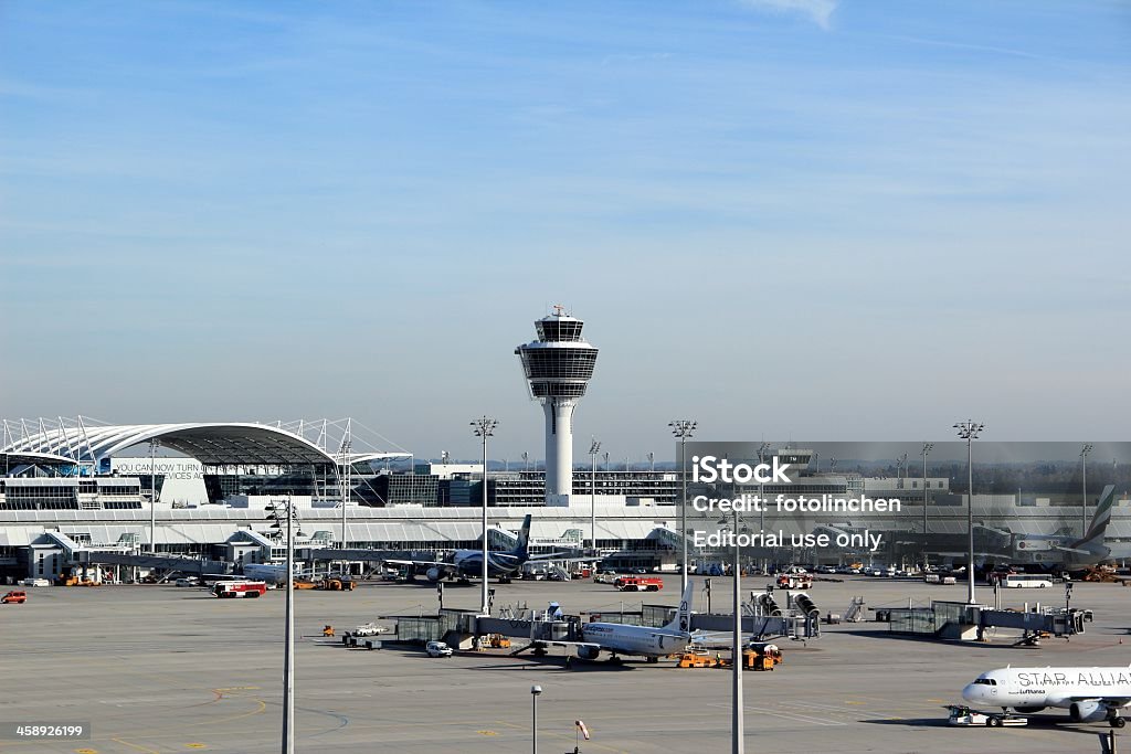 Flugzeuge laden am Flughafen München - Lizenzfrei Anhänger Stock-Foto