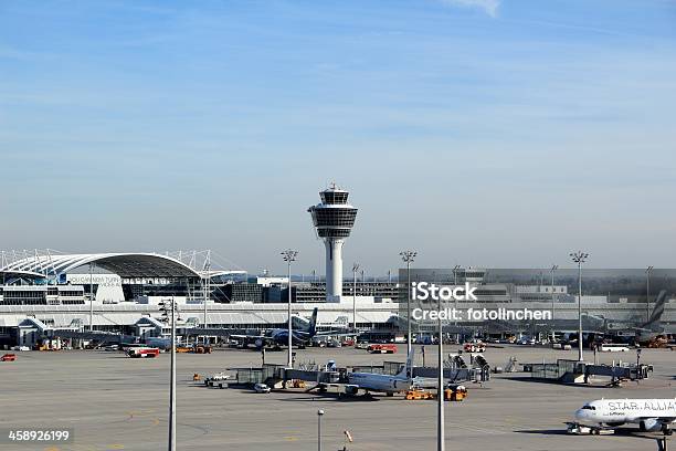 Flugzeuge Laden Am Flughafen München Stockfoto und mehr Bilder von Anhänger - Anhänger, Architektur, Asphalt