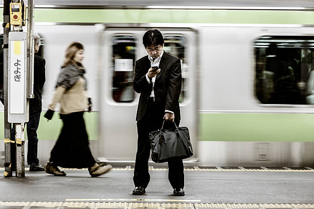 tóquio japão de metro - rush hour commuter on the phone tokyo prefecture imagens e fotografias de stock