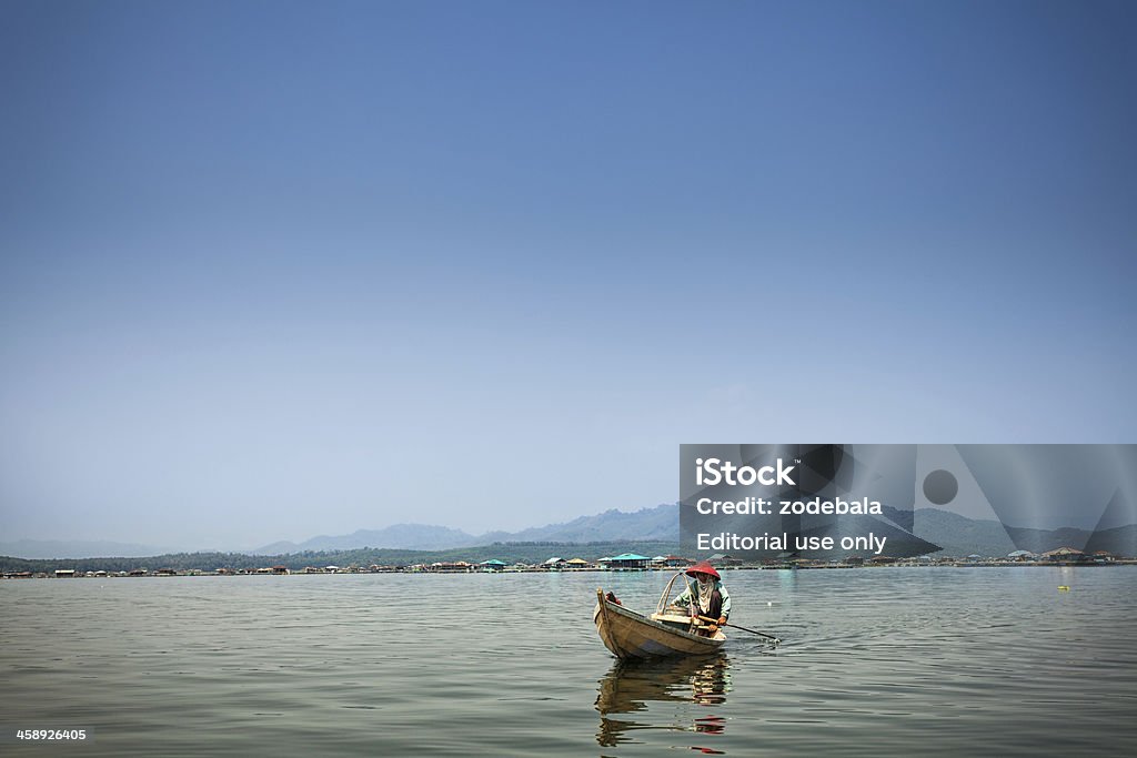 Fisherman em um lago, Java, Indonésia - Foto de stock de Água royalty-free