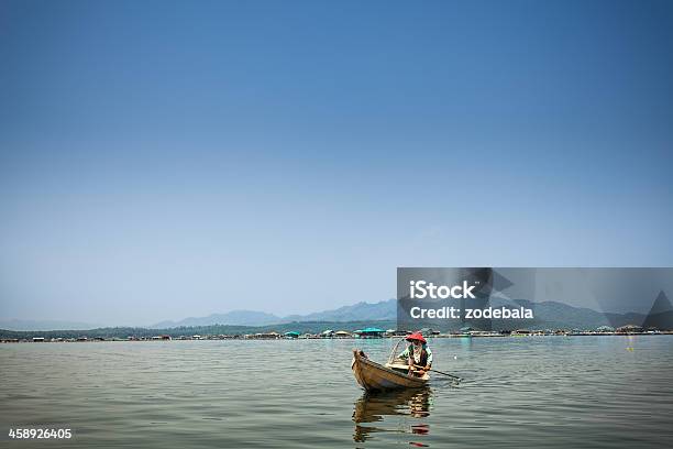 Foto de Fisherman Em Um Lago Java Indonésia e mais fotos de stock de Água - Água, Adulto, Agachando-se