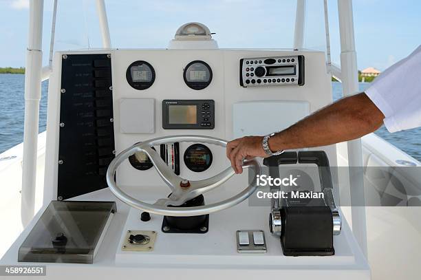 Foto de Barco De Pesca Esportiva e mais fotos de stock de Barco pesqueiro - Barco pesqueiro, Controle, Antebraço