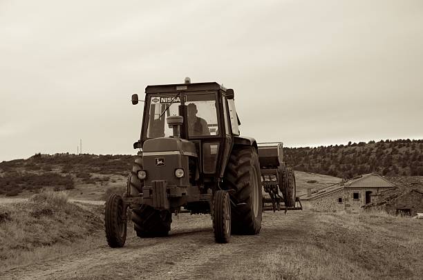 rolnik w jego stary john deere - ancient pueblo peoples zdjęcia i obrazy z banku zdjęć