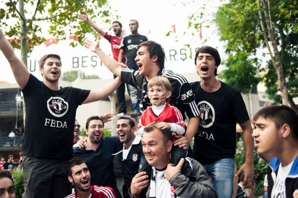 des fans de besiktas - fan hooligan screaming shouting photos et images de collection