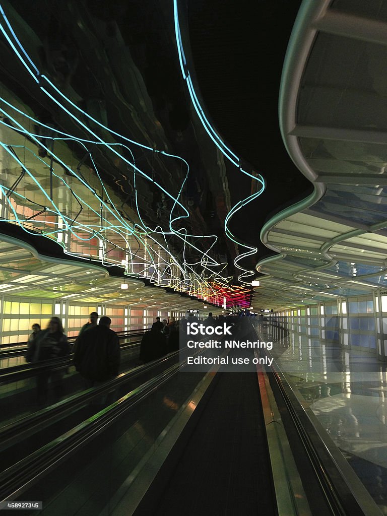 Неоновый дорожка на международный аэропорт О Хара" - Стоковые фото Неон роялти-фри