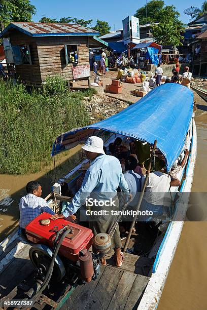 Foto de Lanchas Chegar No Kyauktan e mais fotos de stock de Aldeia - Aldeia, Barco a Motor, Descrição de Cor