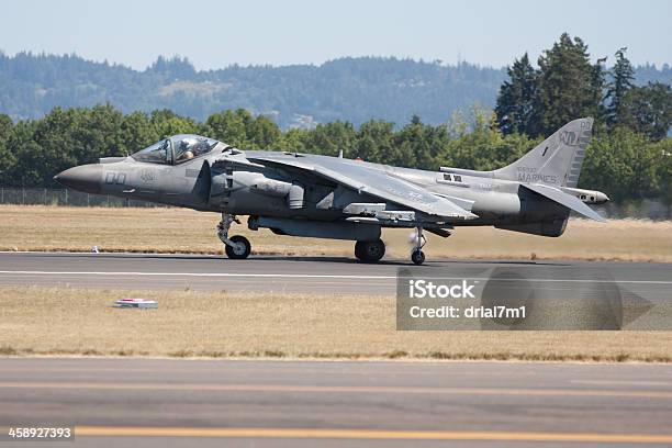 Harrier Av 8b Jet Ready For Takeoff — стоковые фотографии и другие картинки Авиакосмическая промышленность - Авиакосмическая промышленность, Авиашоу, Ветер