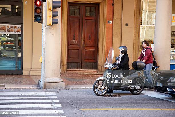 Hembra Motociclista En Bolonia Foto de stock y más banco de imágenes de Bolonia - Bolonia, Accesorio de cabeza, Adulto