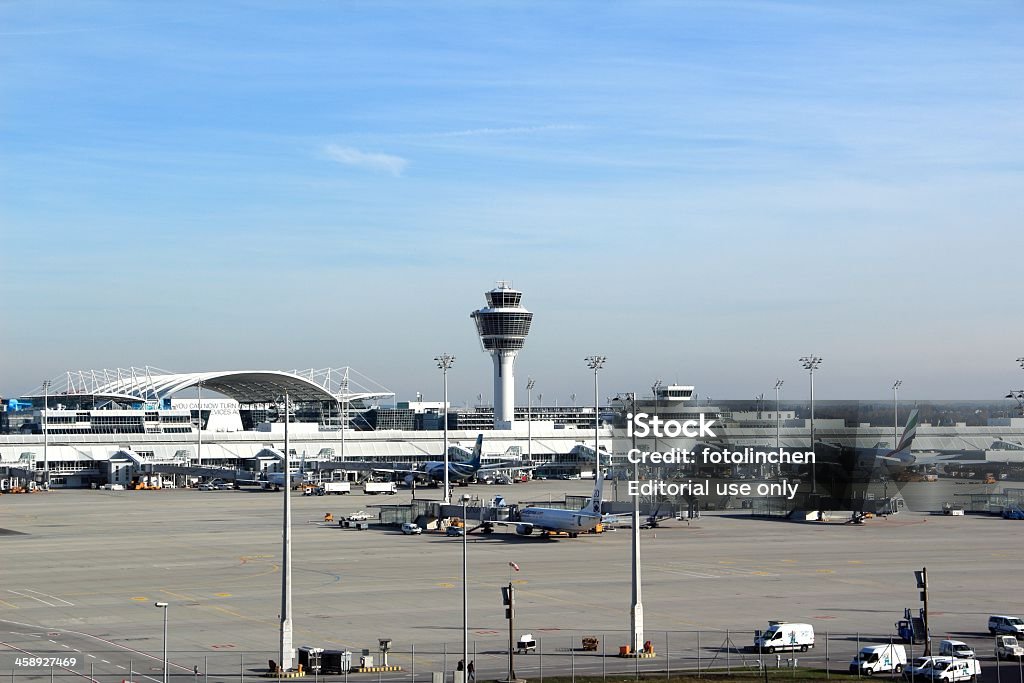 Flugzeuge laden am Flughafen München - Lizenzfrei Flughafen Stock-Foto