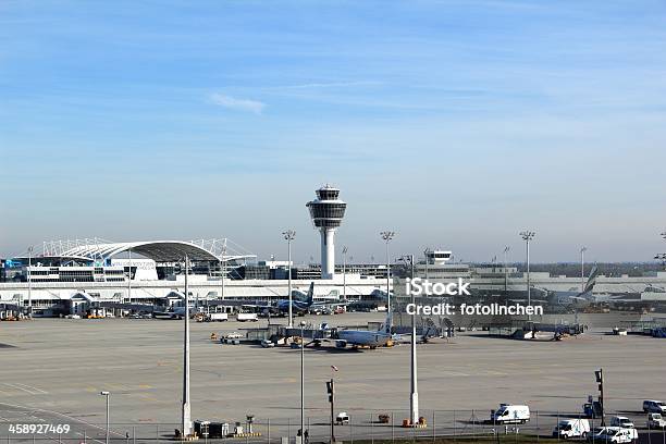 Flugzeuge Laden Am Flughafen München Stockfoto und mehr Bilder von Flughafen - Flughafen, Anhänger, Architektur
