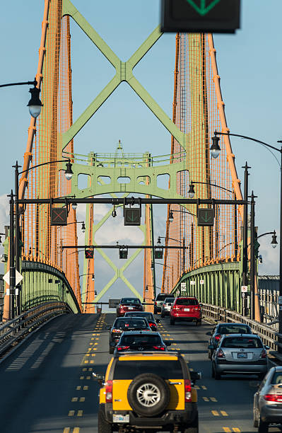 angus l. pont macdonald feu - halifax nova scotia vertical traffic photos et images de collection