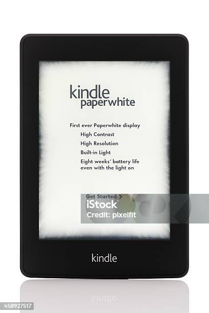 Kindle Paperwhite Con Trazado De Recorte Foto de stock y más banco de imágenes de Accesorio personal - Accesorio personal, Blanco - Color, Comunicación