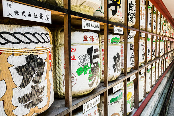 saquê barris em sanno hie jinja templo de tóquio, japão - jinja - fotografias e filmes do acervo