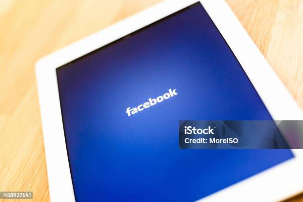 El Nuevo Ipad Aplicación De Facebook Foto de stock y más banco de imágenes de Blanco - Color - Blanco - Color, Color vibrante, Equipo informático