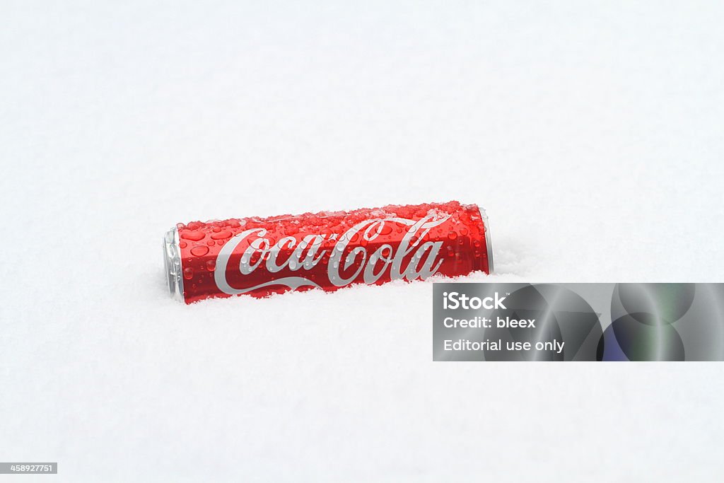 Coca Cola pode na neve - Foto de stock de Lata - Recipiente royalty-free