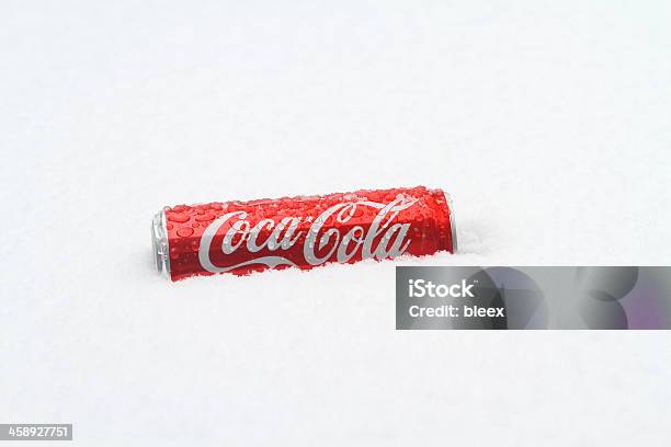Foto de Coca Cola Pode Na Neve e mais fotos de stock de Lata - Recipiente - Lata - Recipiente, Neve, Bebida