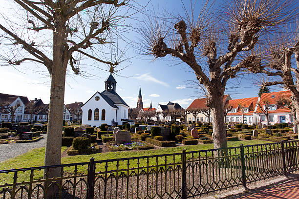 cemetary en schleswig holm, alemania - schleswig fotografías e imágenes de stock