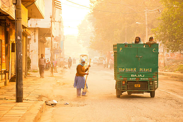 очистки дорога в индии - new delhi india indian culture indian ethnicity стоковые фото и изображения