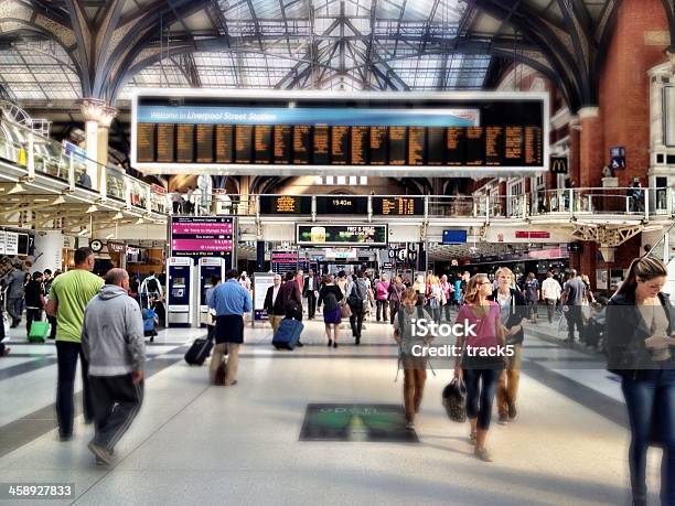 Photo libre de droit de La Gare De Liverpool Street Londres Royaumeuni banque d'images et plus d'images libres de droit de Affluence - Affluence, Angleterre, Architecture