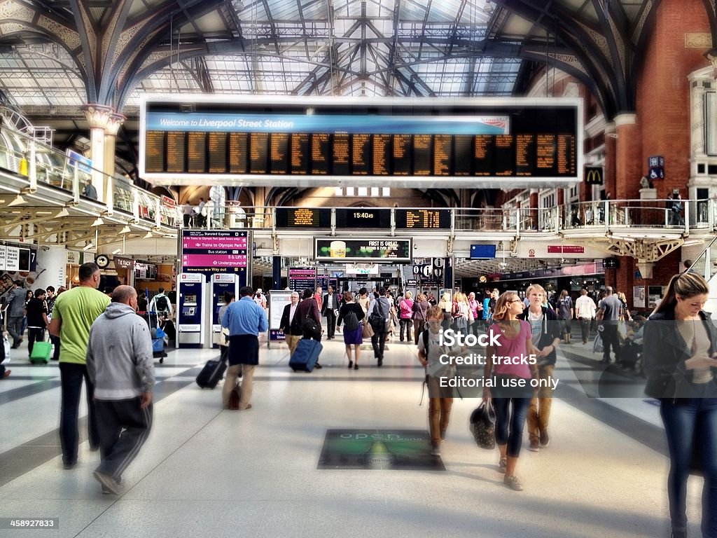 両リバプールストリート駅、ロンドン、英国。 - アウトフォーカスのロイヤリティフリーストックフォト