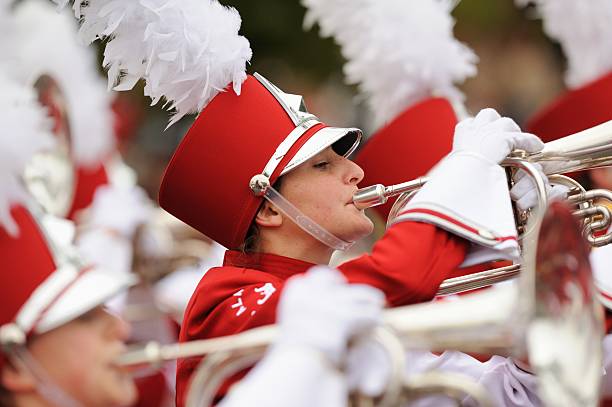 여성 집음기 플레이어에 퍼레이드 - university of alabama at tuscaloosa 뉴스 사진 이미지