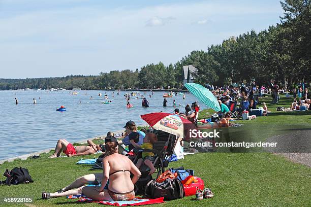 Diversión De Verano En Un Pequeño Pueblo Alberta Lago Foto de stock y más banco de imágenes de Alberta