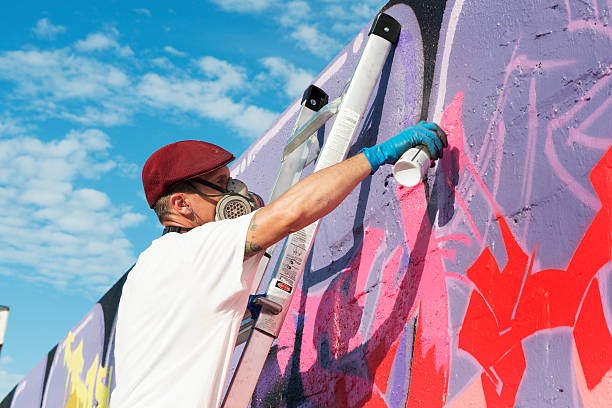 mascherato graffit artista vernici parete - 2012 foto e immagini stock