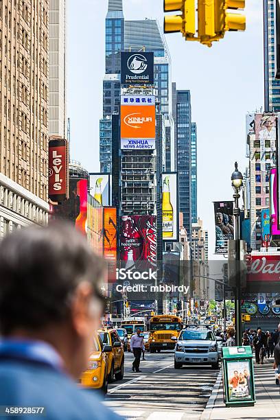 Times Square New York City - Fotografie stock e altre immagini di Ambientazione esterna - Ambientazione esterna, Architettura, Composizione verticale