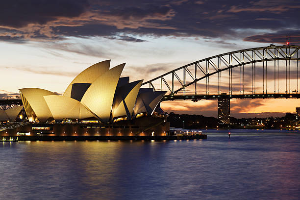 sydney opera house e a ponte do porto - sydney australia sydney harbor australia night - fotografias e filmes do acervo