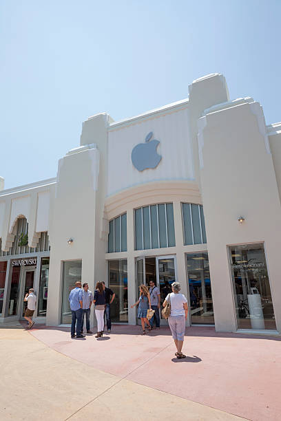 Apple Store In Lincoln Road Miami Beach Stock Photo - Download Image Now - Apple  Store, Big Tech, Brand Name - iStock