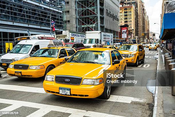Такси На 8th Avenue Ньюйорк — стоковые фотографии и другие картинки Автомобиль - Автомобиль, Архитектура, Большая группа объектов