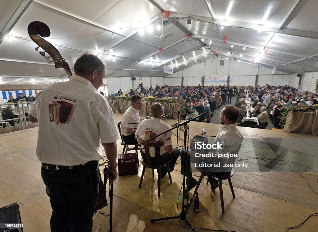 Tradicional banda tocando na tenda no Aelplerfest, Lenk Suíça - Foto de stock de Aldeia royalty-free