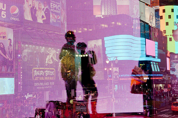silhouetted пара принимает фотографии на таймс-сквер - nasdaq times square editorial new york city стоковые фото и изображения