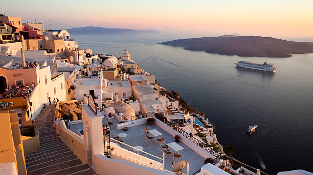 Nave da crociera nel Mar Mediterraneo a Fira, Grecia - foto stock